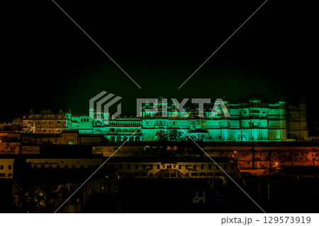 シティ・パレスとウダイプル町並み シティ・パレスとウダイプル町並み 129573919