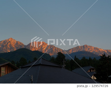 長野県　朝焼けに染まる白馬三山　8月 129574726