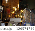 店先に飾られたライト 129574749