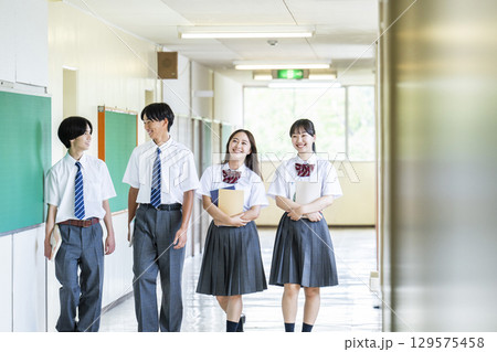 学校の廊下を歩く男女の高校生 学校の廊下を歩く男女の高校生 129575458