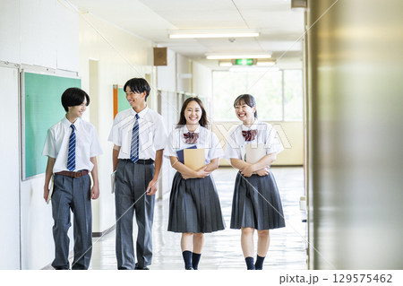 学校の廊下を歩く男女の高校生 学校の廊下を歩く男女の高校生 129575462