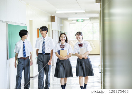 学校の廊下を歩く男女の高校生 129575463
