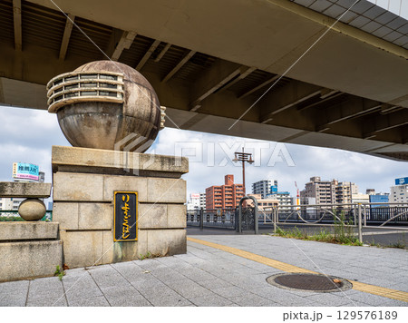 隅田川に架かる「両国橋」の親柱と銘板（東京都墨田区側） 129576189