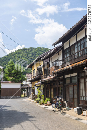 夏空の打吹山と赤瓦の街並み　倉吉市白壁土蔵 129576723