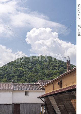 夏空の打吹山と赤瓦の街並み　倉吉市白壁土蔵 129576729