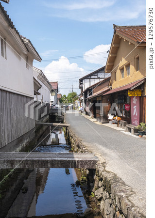 夏空の打吹山と赤瓦の街並み　倉吉市白壁土蔵 129576730