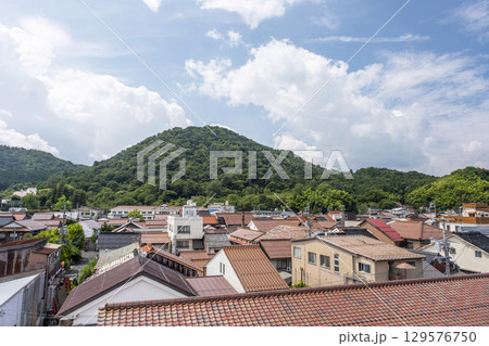 夏空の打吹山と赤瓦の街並み 倉吉市白壁土蔵 夏空の打吹山と赤瓦の街並み 倉吉市白壁土蔵 129576750