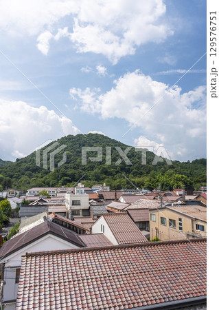 夏空の打吹山と赤瓦の街並み 倉吉市白壁土蔵 夏空の打吹山と赤瓦の街並み 倉吉市白壁土蔵 129576751