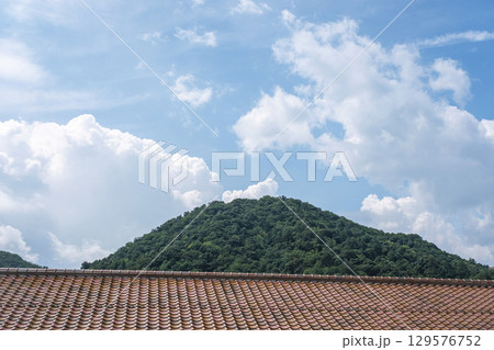 夏空の打吹山と赤瓦の街並み　倉吉市白壁土蔵 129576752