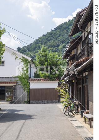 夏空の打吹山と赤瓦の街並み　倉吉市白壁土蔵 129576753