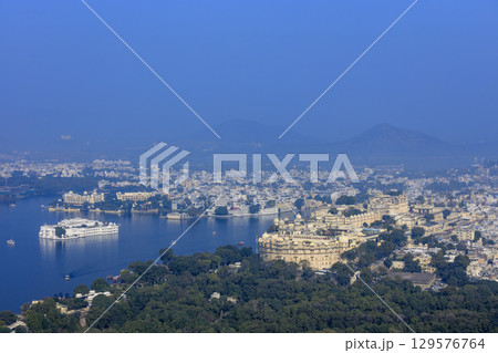 マチャラ・マグラ・ヒルから見たシティ・パレス、タージ・レイク・パレスと町並み 129576764