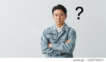 ビジネス課題を抱える中小企業の社長 129576824