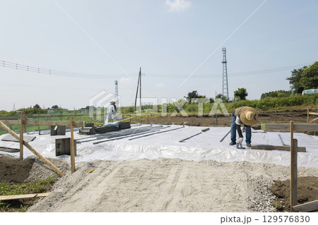 住宅基礎工事イメージ コンクリートを流す前の準備 住宅基礎工事イメージ コンクリートを流す前の準備 129576830