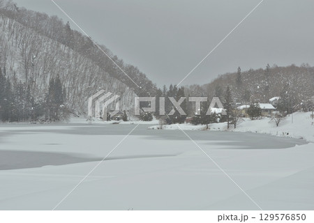 正月2日、雪が降る長野県大町市中綱(なかつな)湖を訪れる 正月2日、雪が降る長野県大町市中綱(なかつな)湖を訪れる 129576850