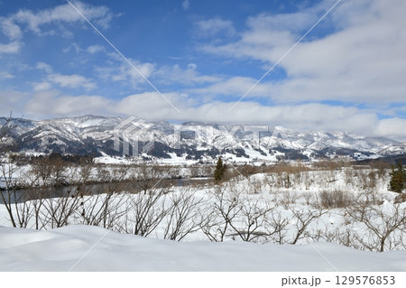 晴天の正月3日、長野県飯山市瑞穂、常盤大橋から戸狩温泉方面を臨む 晴天の正月3日、長野県飯山市瑞穂、常盤大橋から戸狩温泉方面を臨む 129576853
