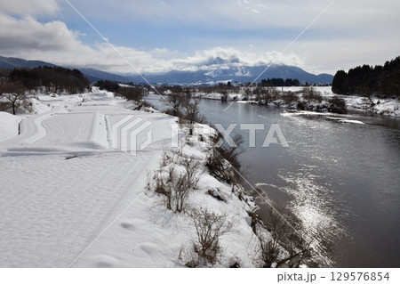 晴天の正月3日、長野県飯山市瑞穂、常盤大橋の上から逆光の中、高社山を臨む 晴天の正月3日、長野県飯山市瑞穂、常盤大橋の上から逆光の中、高社山を臨む 129576854