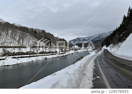 曇天の正月3日、新潟県十日町市東田尻、国道353号線に沿う清津川の雪景色を撮る 曇天の正月3日、新潟県十日町市東田尻、国道353号線に沿う清津川の雪景色を撮る 129576855
