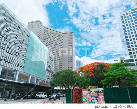 躍動するフィリピン - マニラ・マカティの中心街 　都市景観（2025年6月） 129576860