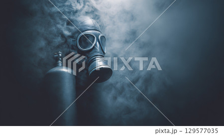 ガスマスクと煙の幻想的なイメージ 129577035