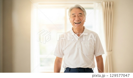 窓辺に立つシニア男性 129577047