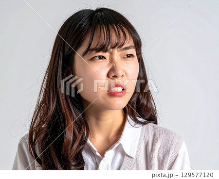 怒っている女性 129577120
