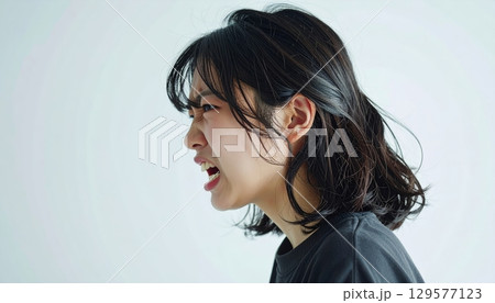 怒っている女性 129577123