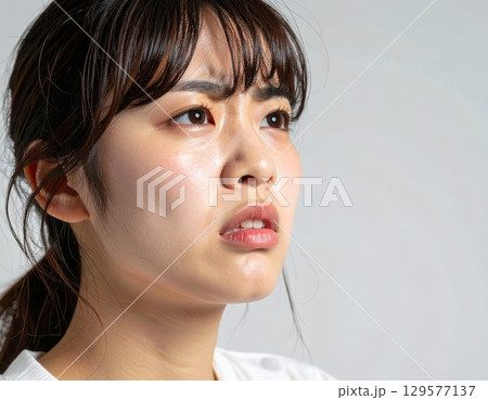 怒っている女性 129577137