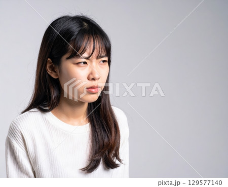 怒っている女性 129577140