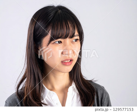 怒っている女性 129577153