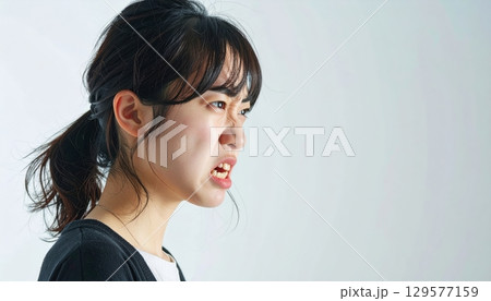 怒っている女性 129577159