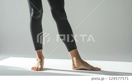 ストレッチをする女性の足 ストレッチをする女性の足 129577571