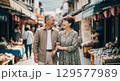 観光を楽しむシニア 129577989