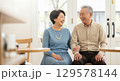 窓辺に座るシニア夫婦 129578144