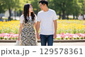 公園を散歩するカップル 129578361