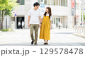 手をつないで散歩する若い夫婦 129578478