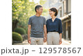 散歩するミドル夫婦 129578567