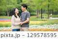 チューリップ畑を歩くカップル 129578595