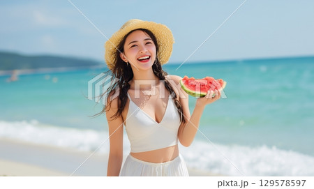 スイカを美味しそうに食べる女性 スイカを美味しそうに食べる女性 129578597