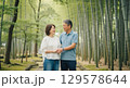 竹林を歩くシニア夫婦 129578644