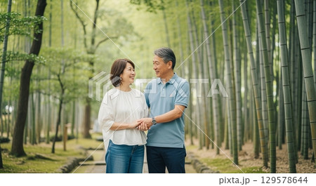 竹林を歩くシニア夫婦 129578644