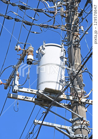 電柱と電気設備（柱上トランス） 129578647