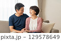 笑顔で寄り添う夫婦 129578649