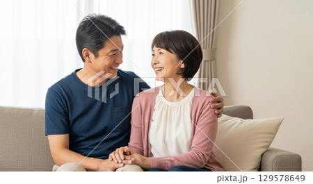笑顔で寄り添う夫婦 129578649