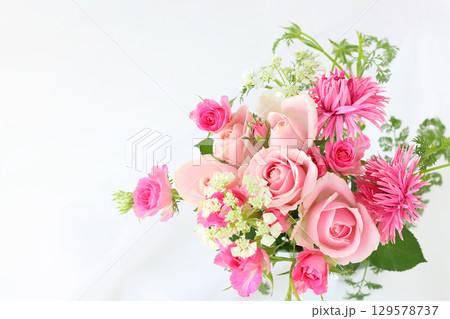 ピンク系バラとガーベラのアレンジ ピンク系バラとガーベラのアレンジ 129578737