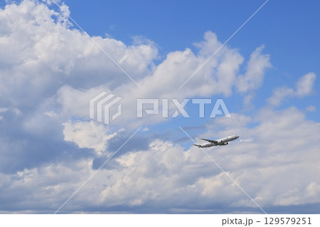 夏空に飛行機 夏空に飛行機 129579251