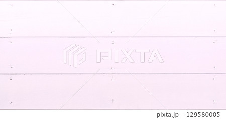 木目がペールピンクに塗られ釘で打ち付けられた横長の板壁の背景画像 129580005
