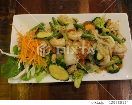 エビと野菜の炒め物 – オイスター風味 Phetyai Thai(ケアンズ・豪) エビと野菜の炒め物 – オイスター風味 Phetyai Thai(ケアンズ・豪) 129580134