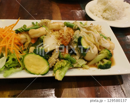 シーフード野菜炒め – 彩り豊かな一皿 Phetyai Thai(ケアンズ・豪) シーフード野菜炒め – 彩り豊かな一皿 Phetyai Thai(ケアンズ・豪) 129580137