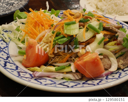 爽やかに香る牛肉サラダ ― Phetyai Thaiの特選冷菜（ケアンズ・豪） 129580151