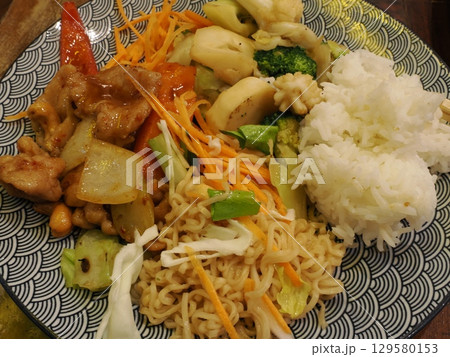 3品シェアの取り皿 ― Phetyai Thai昼膳より(ケアンズ・豪) 3品シェアの取り皿 ― Phetyai Thai昼膳より(ケアンズ・豪) 129580153